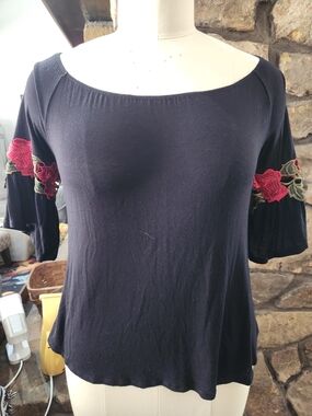 Discreet Navy Off-Shoulder Top with Red Floral Accents